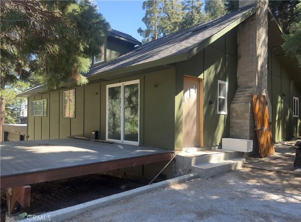 Photo of 705 Clubhouse Dr, Twin Peaks, CA 92391 (MLS # PW26069088)