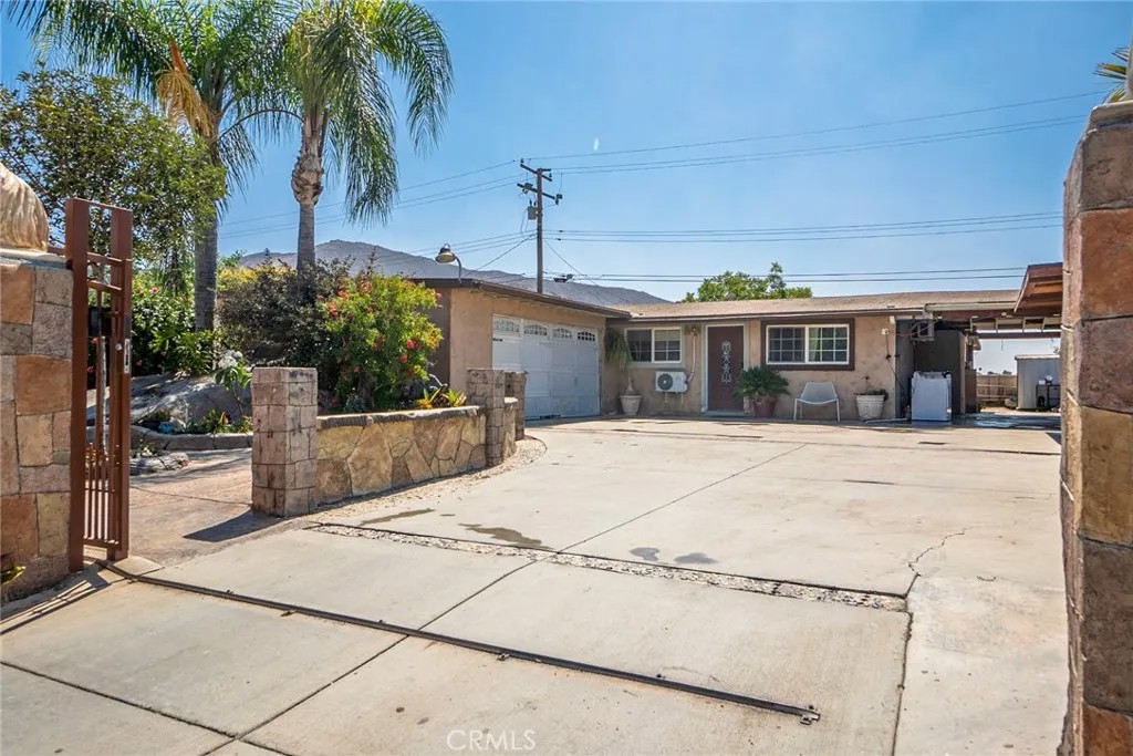 3200 Apple Avenue