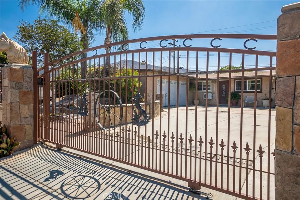 3200 Apple Avenue