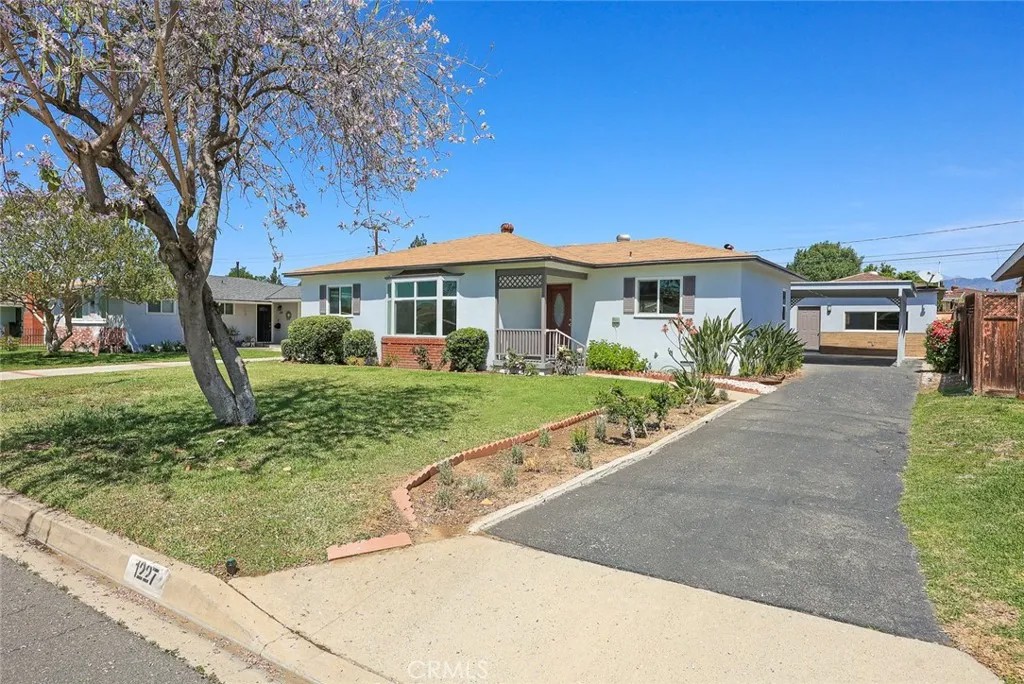 1227 E Grovecenter