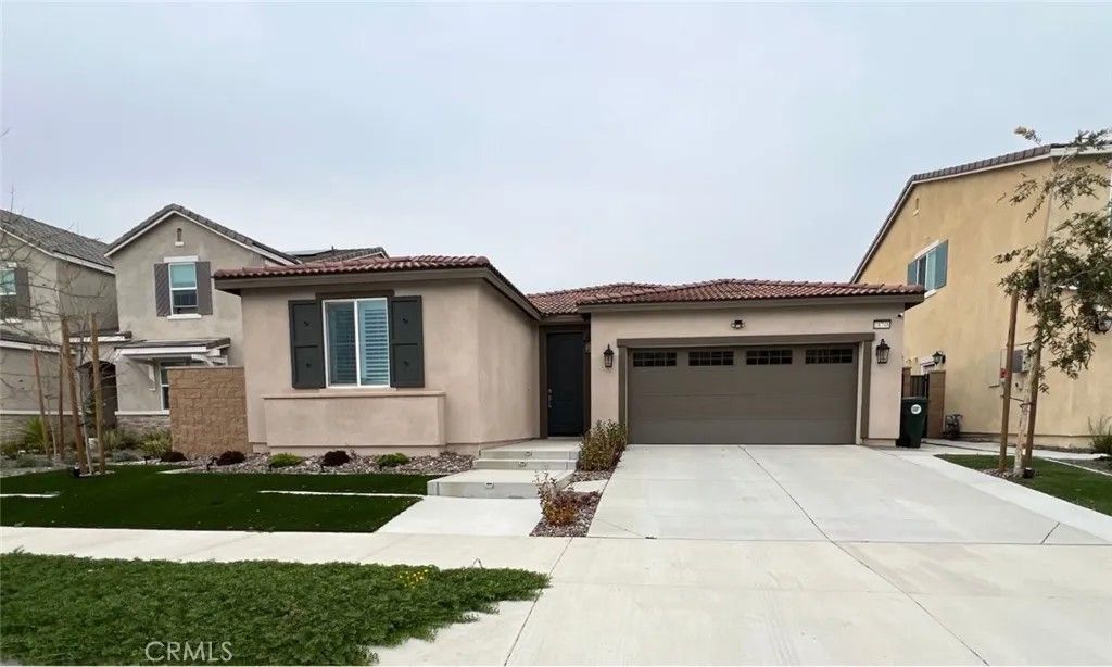 Photo of 16746 Mistletoe Ln, Fontana, CA 92336 (MLS # CV26018897)