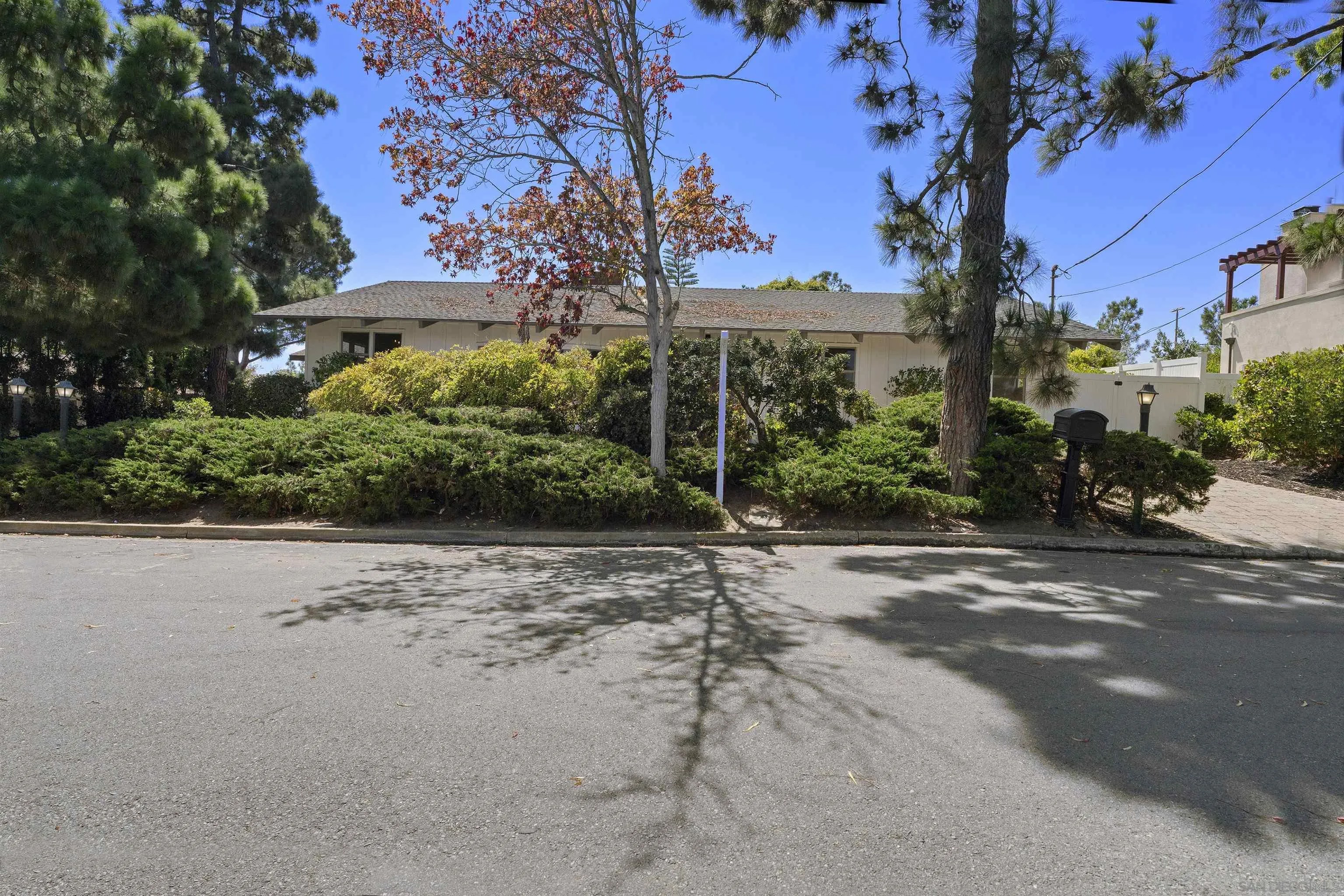 3727 Cedarbrae Ln