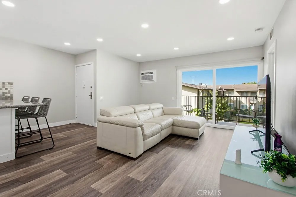 1860 W Glenoaks L