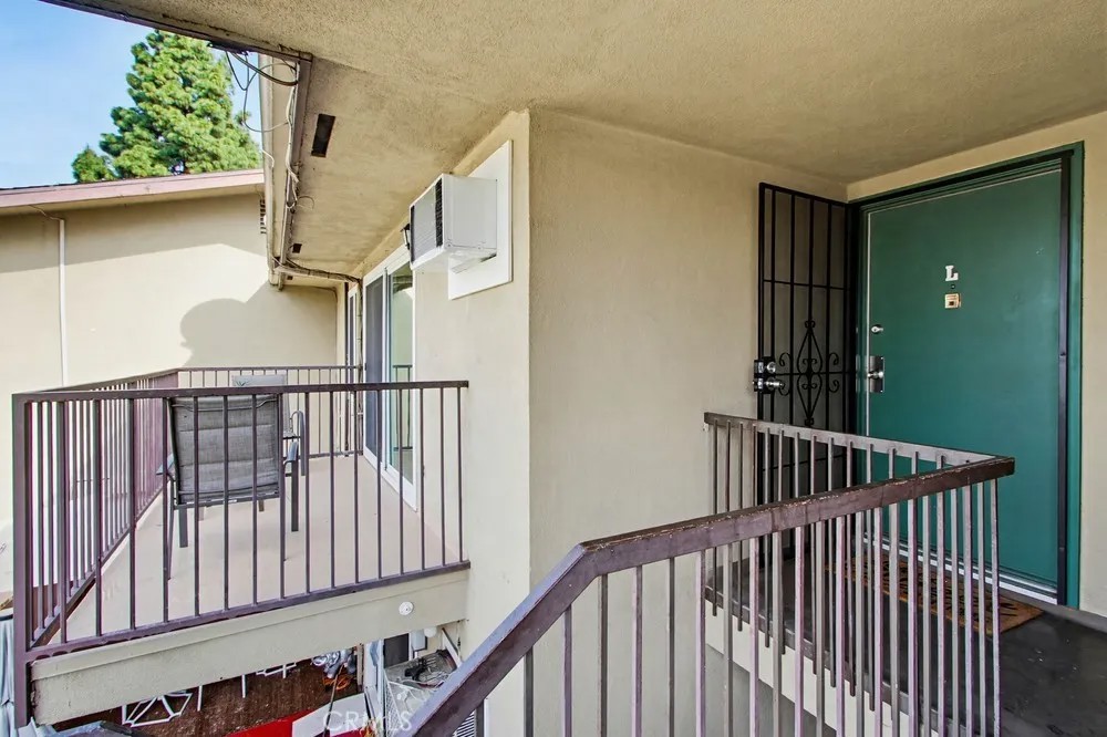 1860 W Glenoaks L