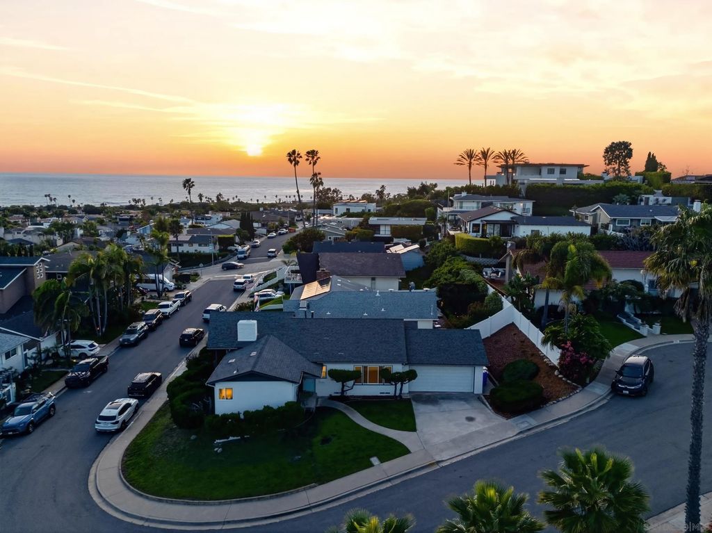 Photo of 934 Candlelight Place, La Jolla, CA 92037 (MLS # 260003478)