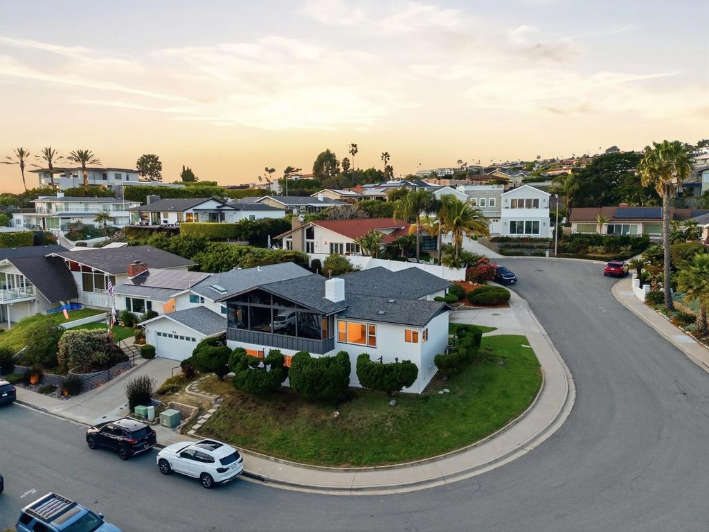 Photo of 934 Candlelight Place, La Jolla, CA 92037 (MLS # 260003478)