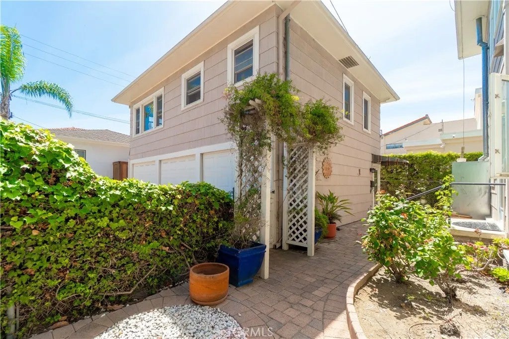 3366 E 1st