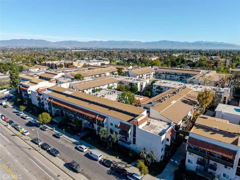 Photo of 5460 White Oak Avenue #C325, Encino, CA 91316 (MLS # SR26009289)