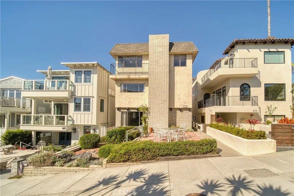 Photo of 229 7th Street, Manhattan Beach, CA 90266 (MLS # SB26035221)