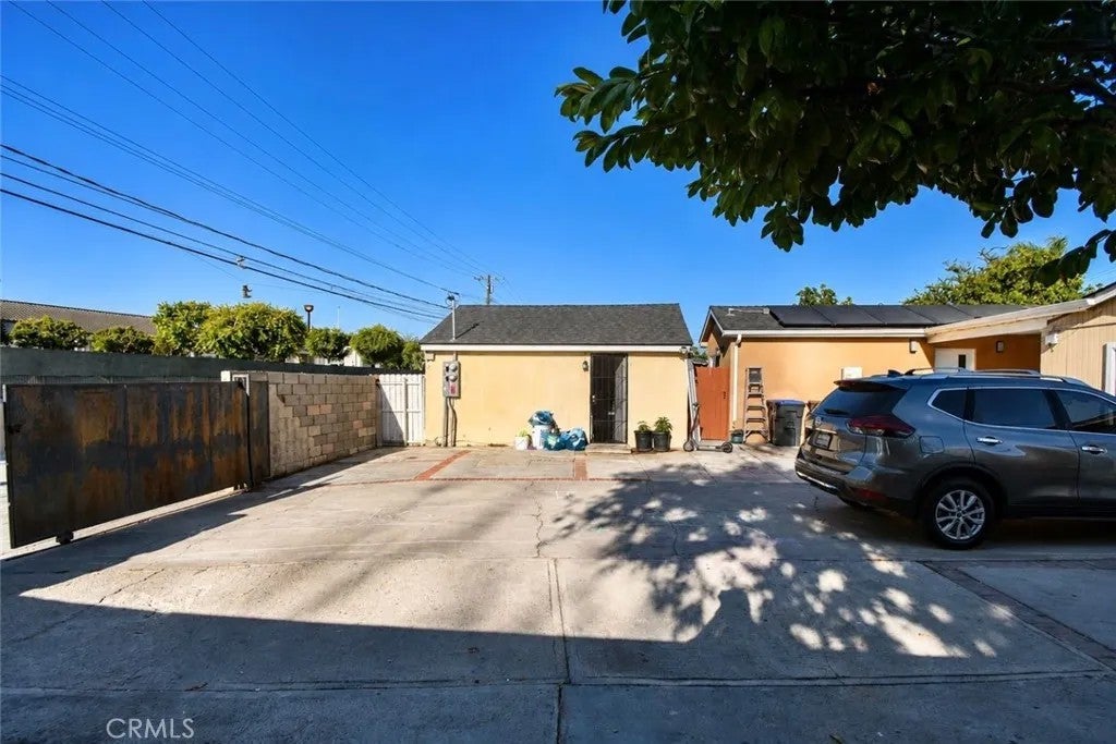 1329 W Mcfadden