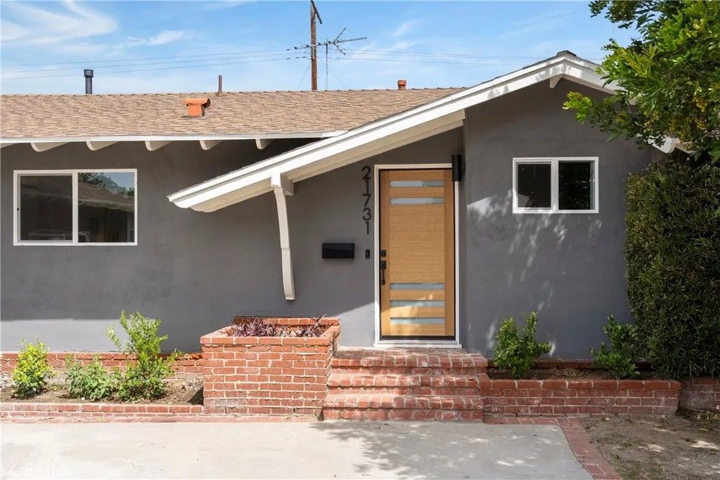 Photo of 21731 Bryant St, Canoga Park, CA 91304 (MLS # SR26066424)