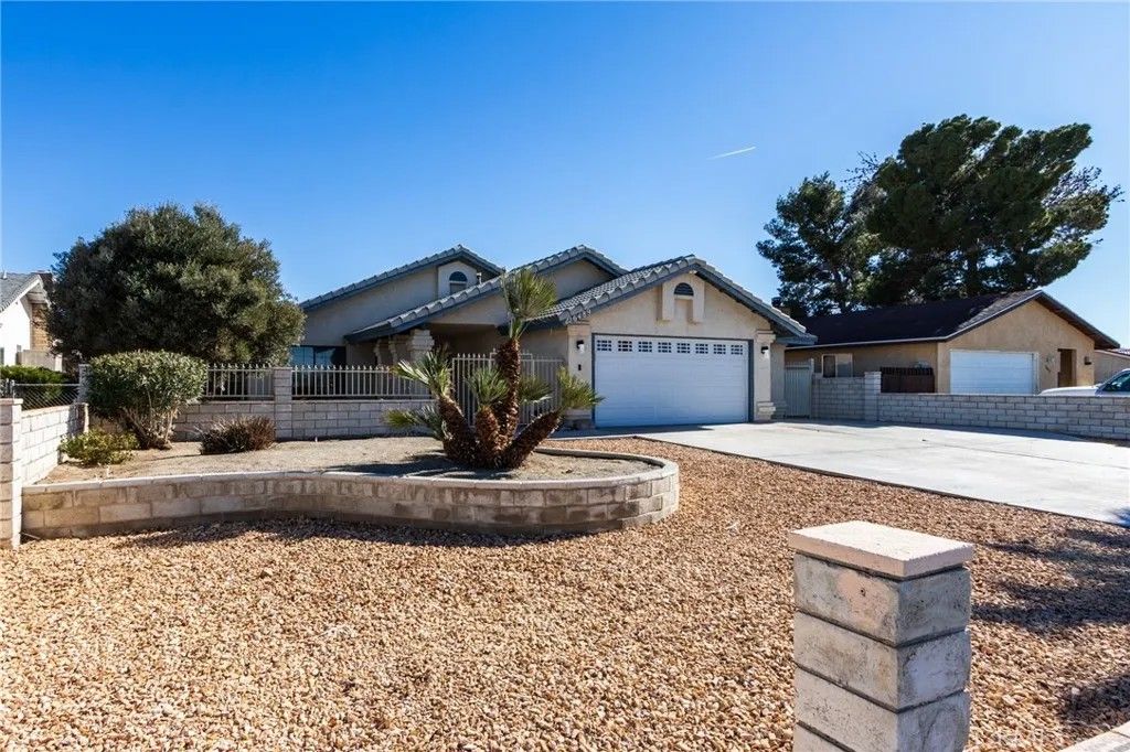 Photo of 26489 Blue Water Rd, Helendale, CA 92342 (MLS # HD25278003)