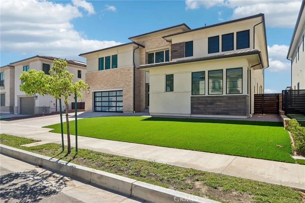 Photo of 20580 Edgewood Court, Chatsworth, CA 91311 (MLS # SR26192374)