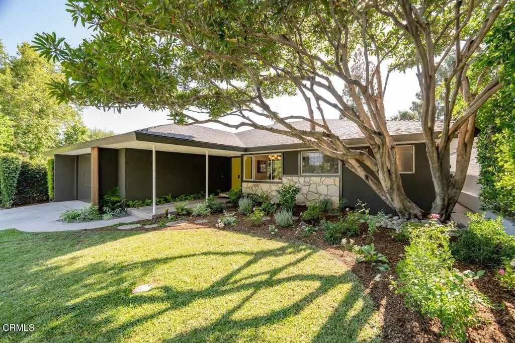 Photo of 1535 Meadowbrook Road, Altadena, CA 91001 (MLS # P1-26994)