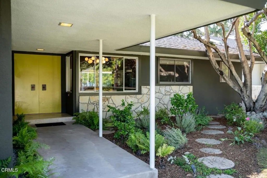 Photo of 1535 Meadowbrook Road, Altadena, CA 91001 (MLS # P1-26994)