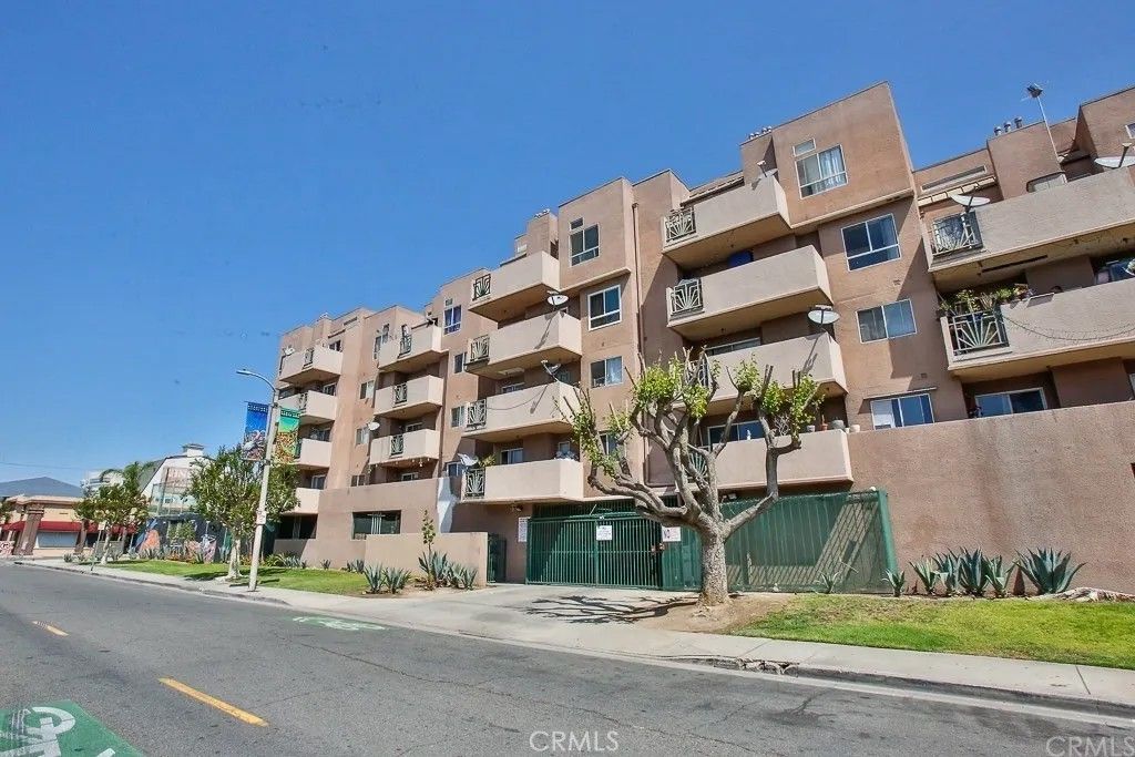 Photo of 450 E 4th Street #423, Santa Ana, CA 92701 (MLS # PW26055137)