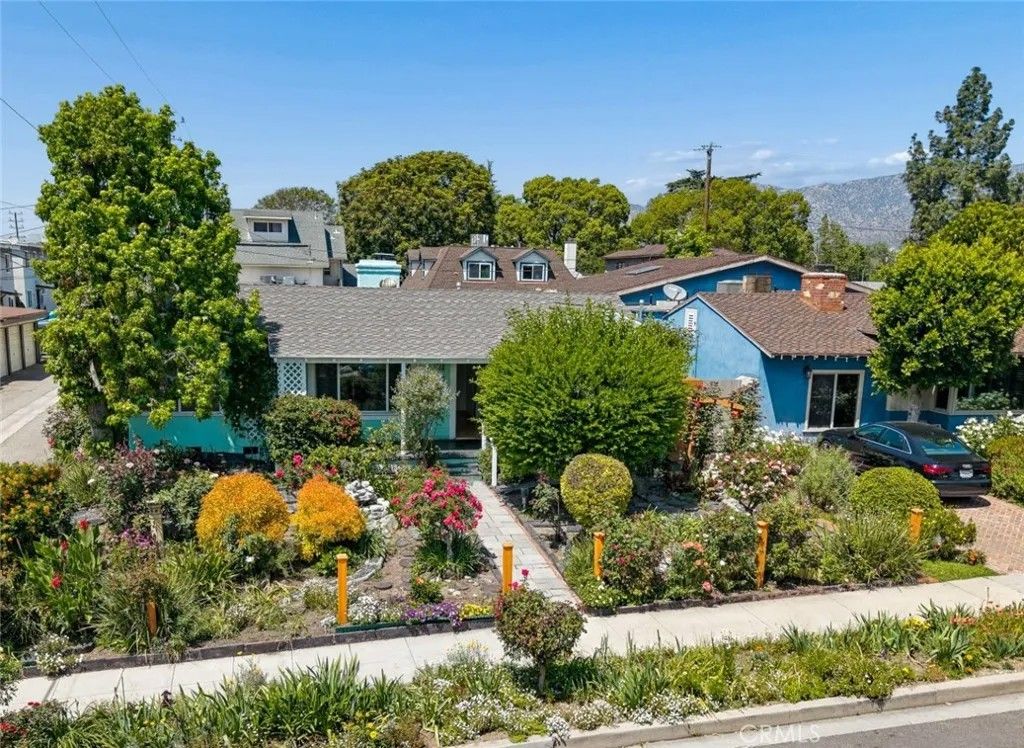 Photo of 449 W Elm Avenue, Burbank, CA 91506 (MLS # BB26085239)