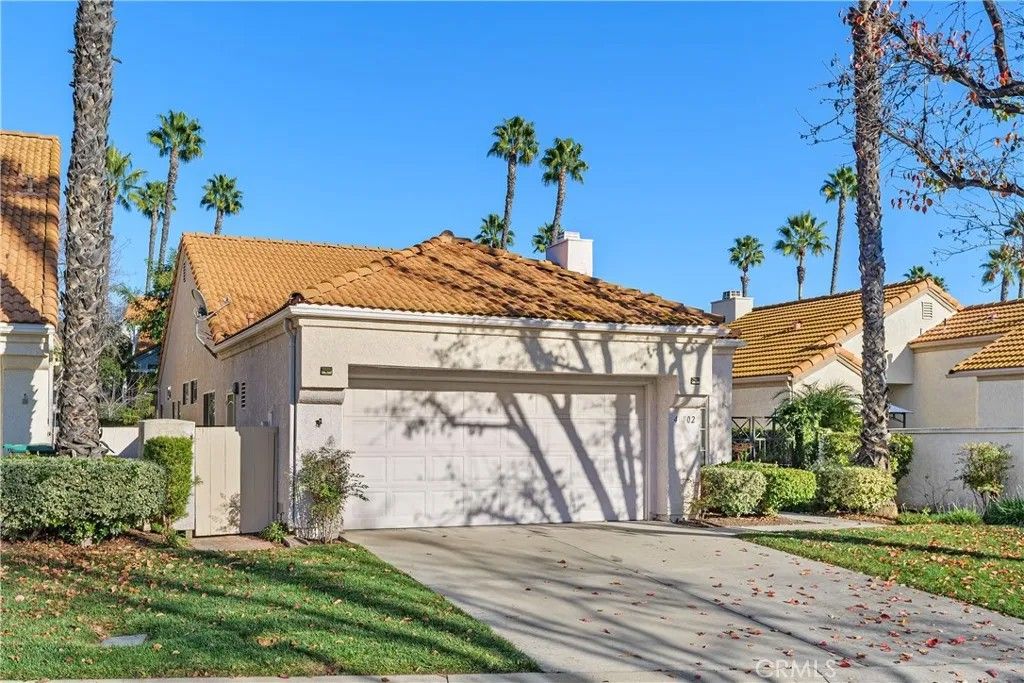 Photo of 40502 Corte Lucia, Murrieta, CA 92562 (MLS # SW26012774)