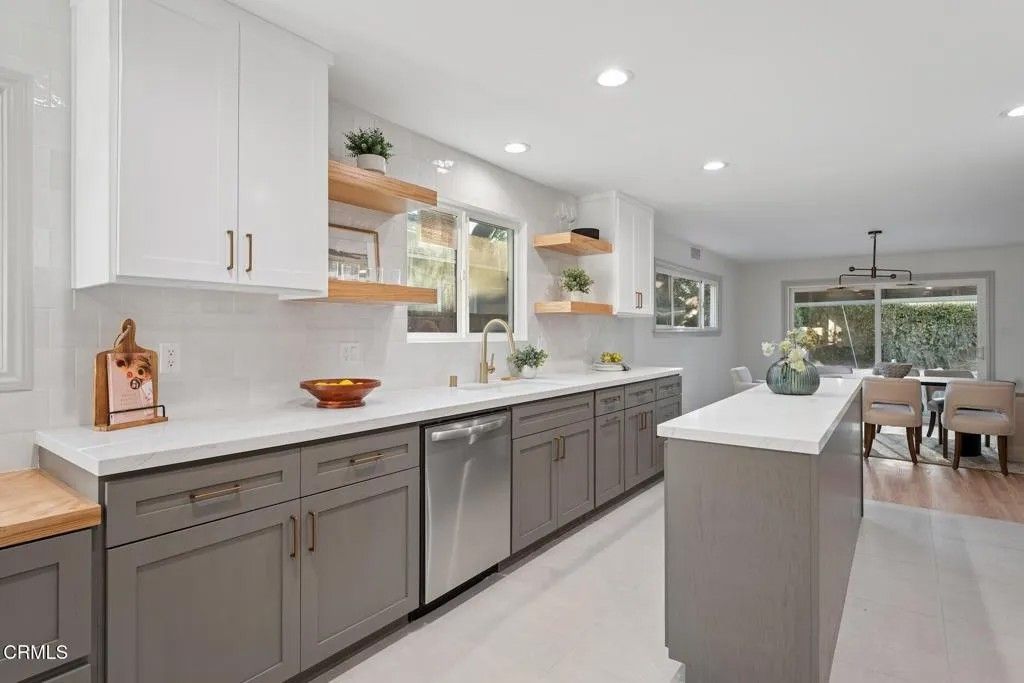 Photo of 6043 Mary Ellen Avenue, Valley Glen, CA 91401 (MLS # V1-34194)