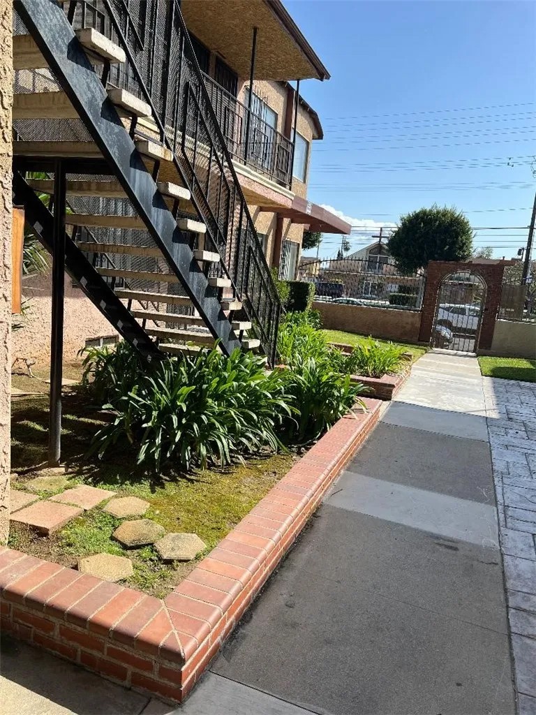 2425 W Imperial