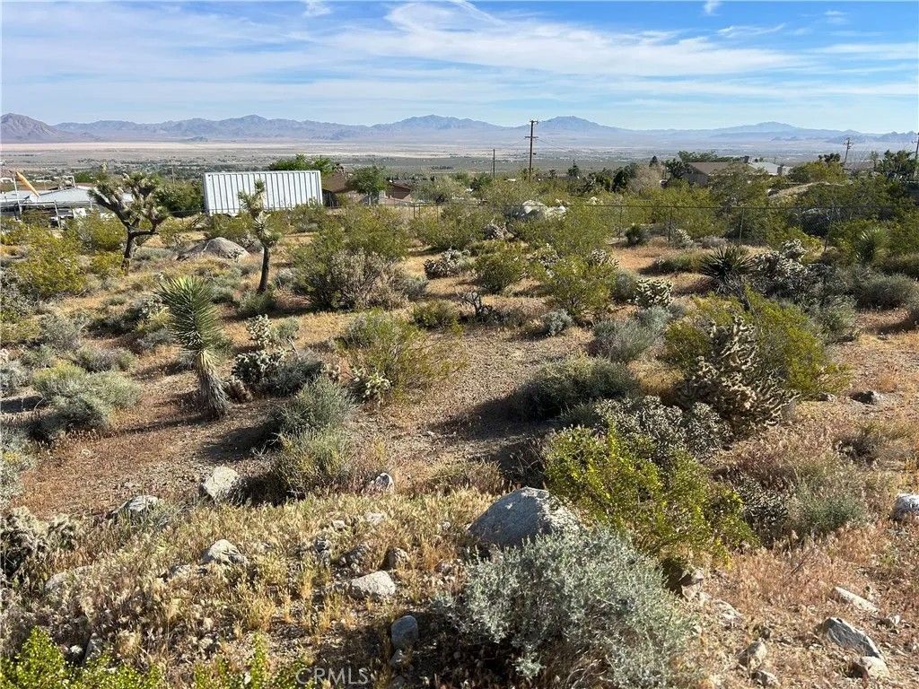 Photo of 32410 Sapphire Rd, Lucerne Valley, CA 92356 (MLS # HD26065455)