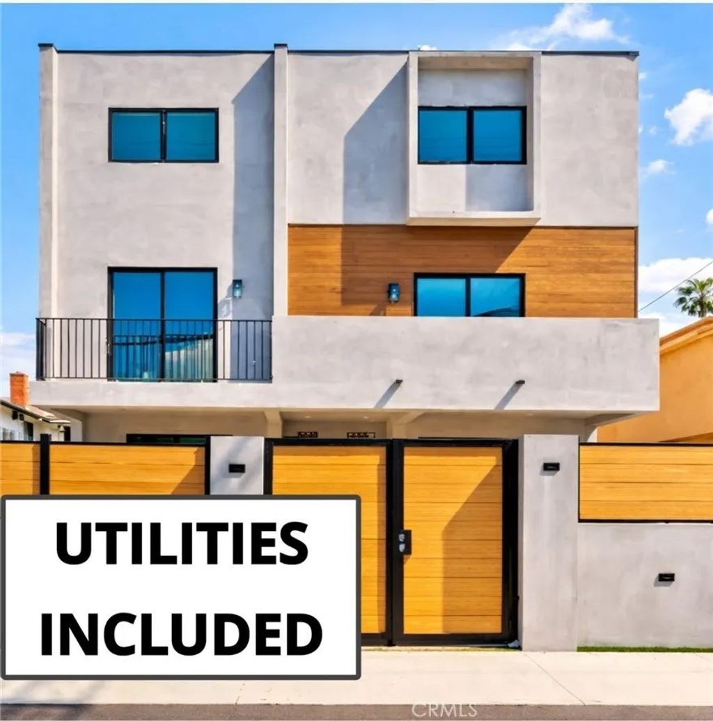 Photo of 6128 Hazeltine Ave, Van Nuys, CA 91401 (MLS # SR26088597)