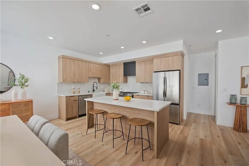 542 N Serrano Avenue