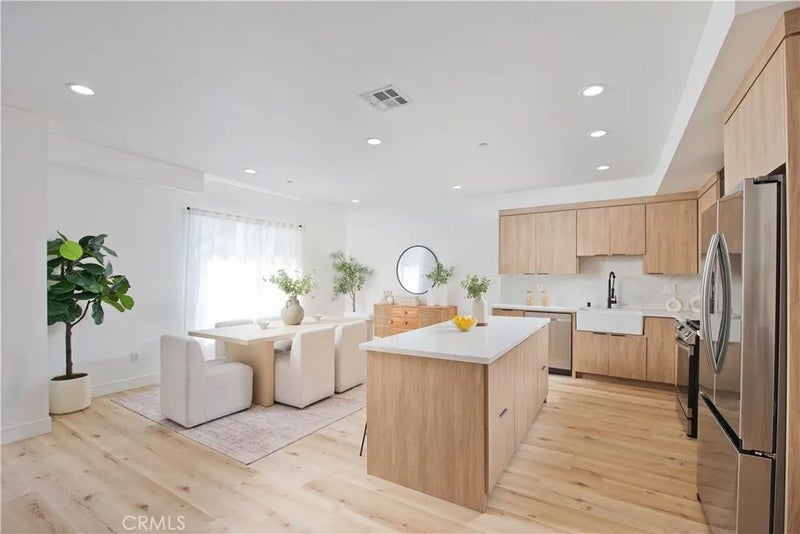 542 N Serrano Avenue