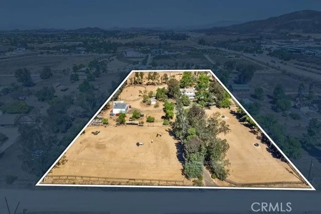Photo of 32900 Bootlegg Rd, Murrieta, CA 92596 (MLS # SW25240100)