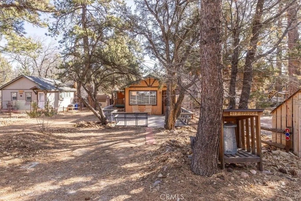 Photo of 417 Spruce Ln, Sugarloaf, CA 92386 (MLS # IG26028790)