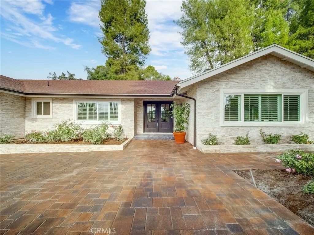 Photo of 4732 Del Moreno Drive, Woodland Hills, CA 91364 (MLS # SR26016660)