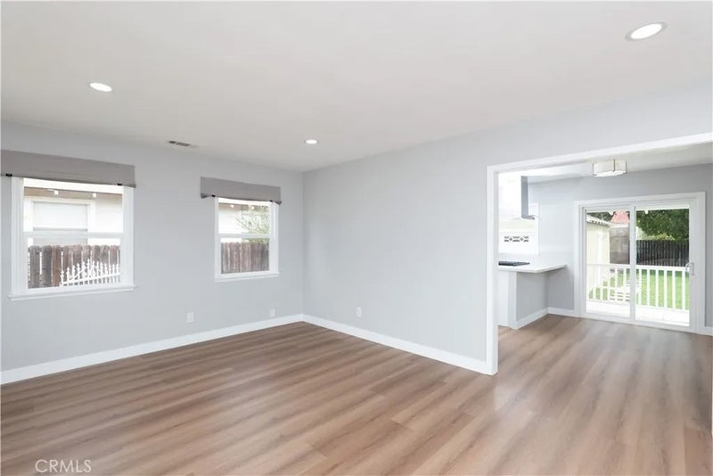 3285 N Mountain View