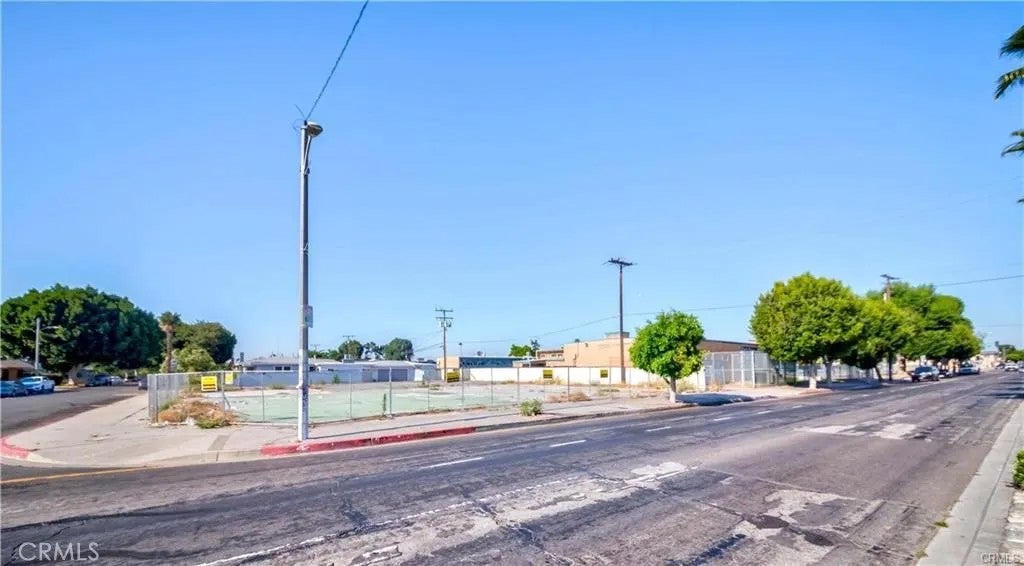 2416 E Alondra