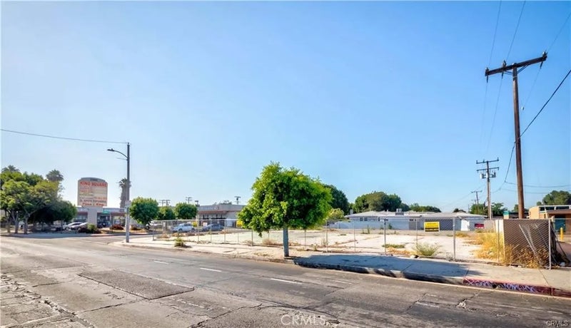 2416 E Alondra