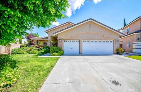 Photo of 25 Corte Lateuza, Lake Elsinore, CA 92532 (MLS # IG26040059)