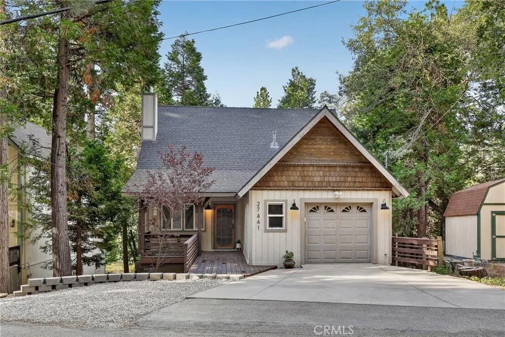 Photo of 27441 Meadow DR, Lake Arrowhead, CA 92326 (MLS # IG26175711)