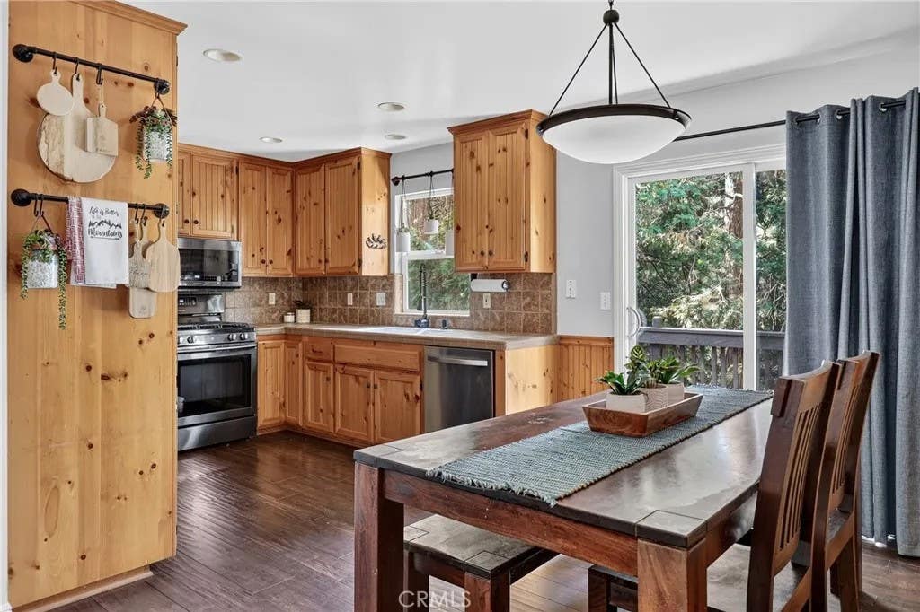 Photo of 27441 Meadow DR, Lake Arrowhead, CA 92326 (MLS # IG26175711)