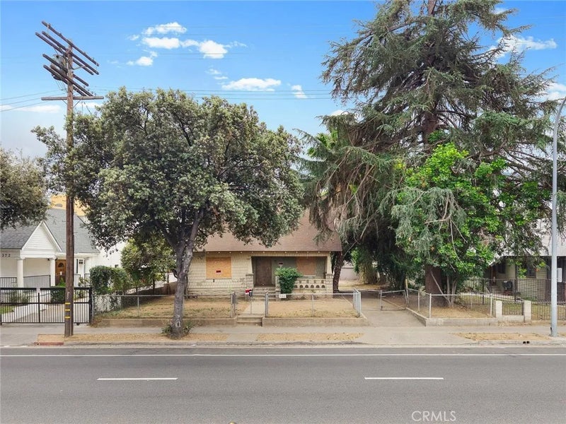 366 E Orange Grove