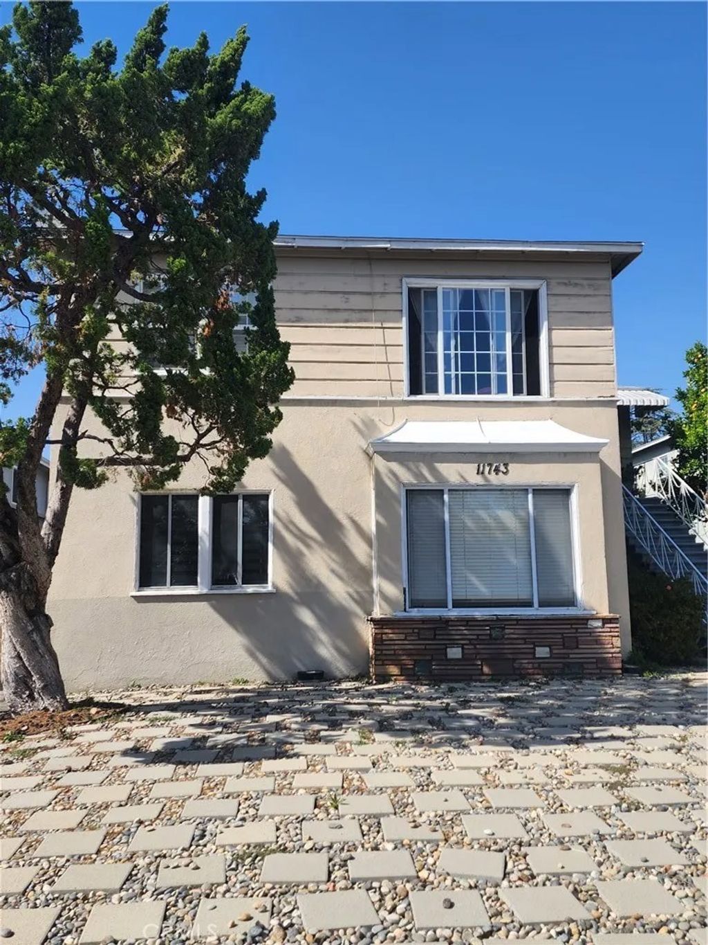 Photo of 11743 Riverside Dr, Valley Village, CA 91607 (MLS # IG26084067)