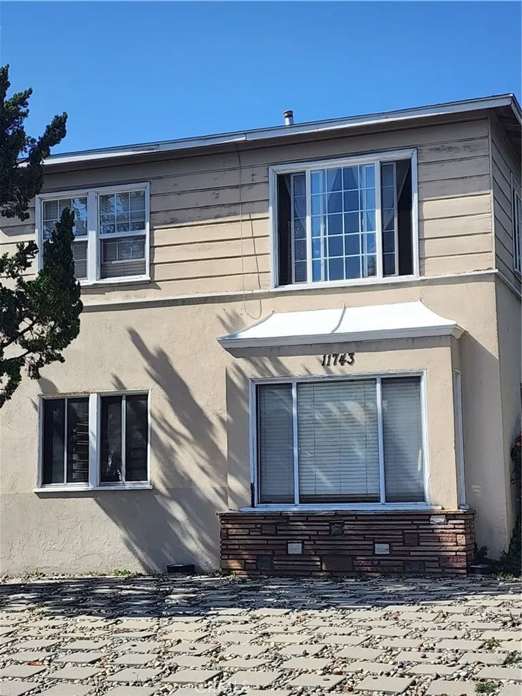 Photo of 11743 Riverside Dr, Valley Village, CA 91607 (MLS # IG26084067)