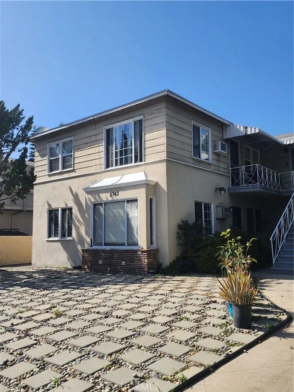 Photo of 11743 Riverside Dr, Valley Village, CA 91607 (MLS # IG26084067)