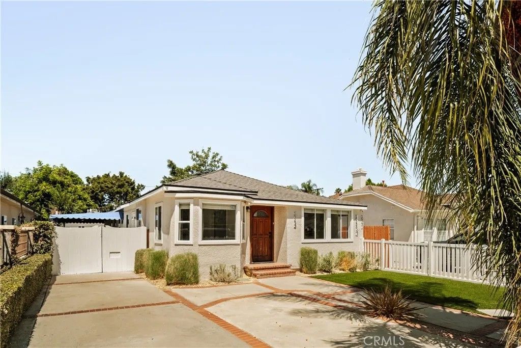 Photo of 15233 Camarillo Street, Sherman Oaks, CA 91403 (MLS # SR26035661)