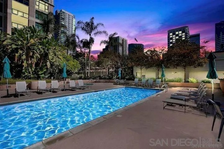 1199 Pacific Hwy 1805