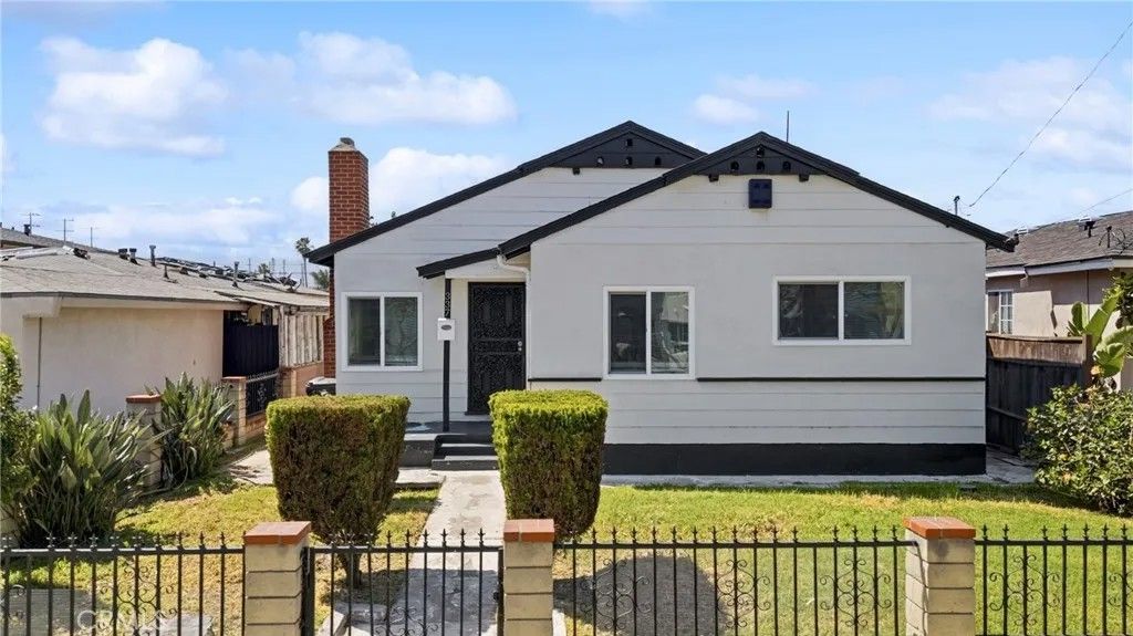 Photo of 337 Hawaiian Ave, Wilmington, CA 90744 (MLS # SB26058614)