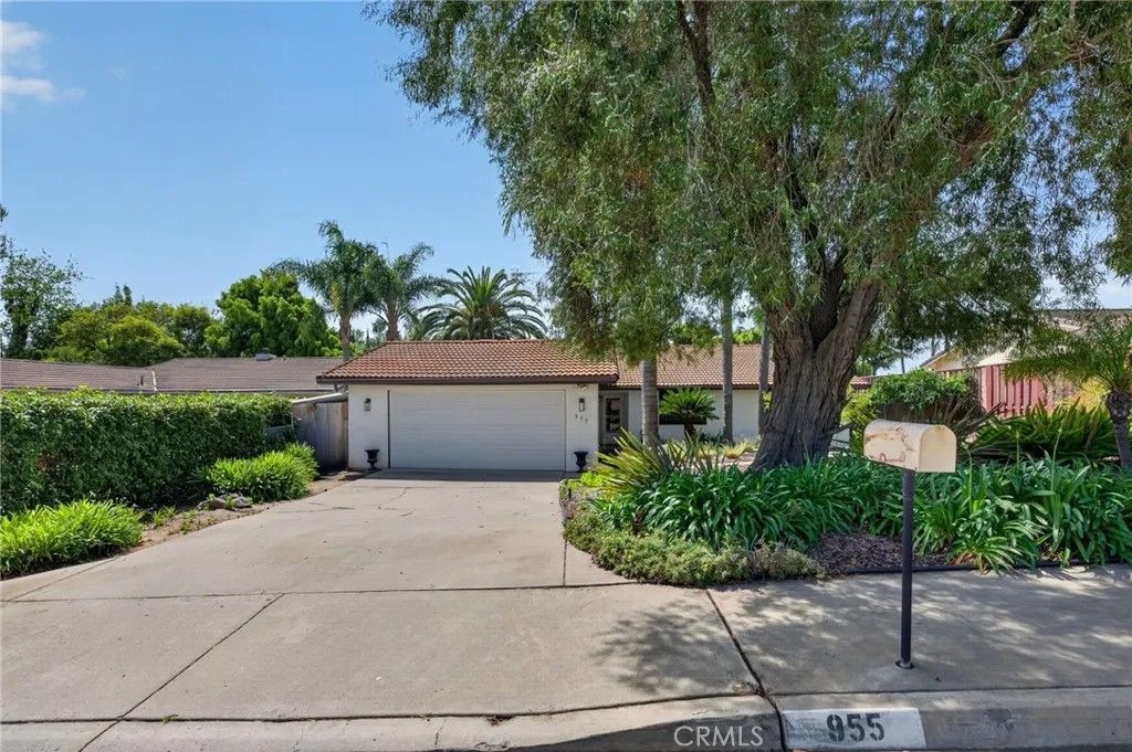 Photo of 955 La Rue Avenue, Fallbrook, CA 92028 (MLS # SW26085131)