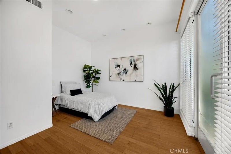 110 E Santa Fe Court