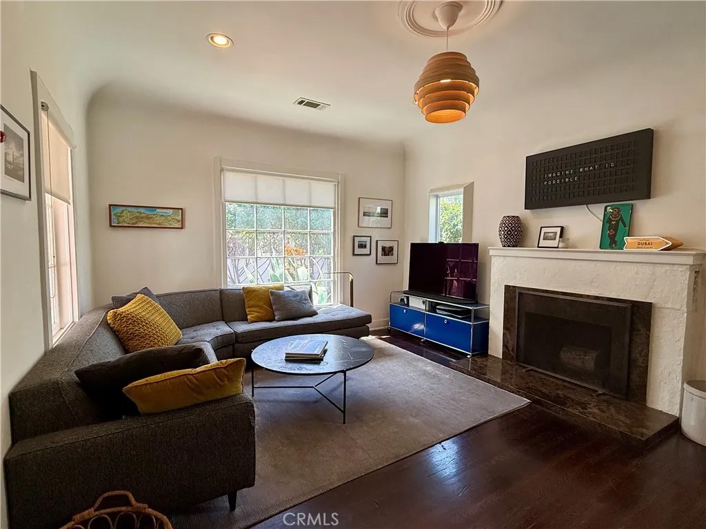 2620 N Beachwood