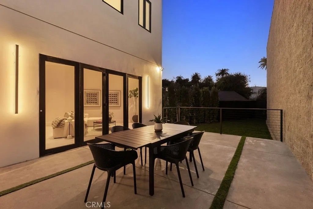 Photo of 2619 S Rimpau Blvd, Los Angeles, CA 90016 (MLS # OC26016351)