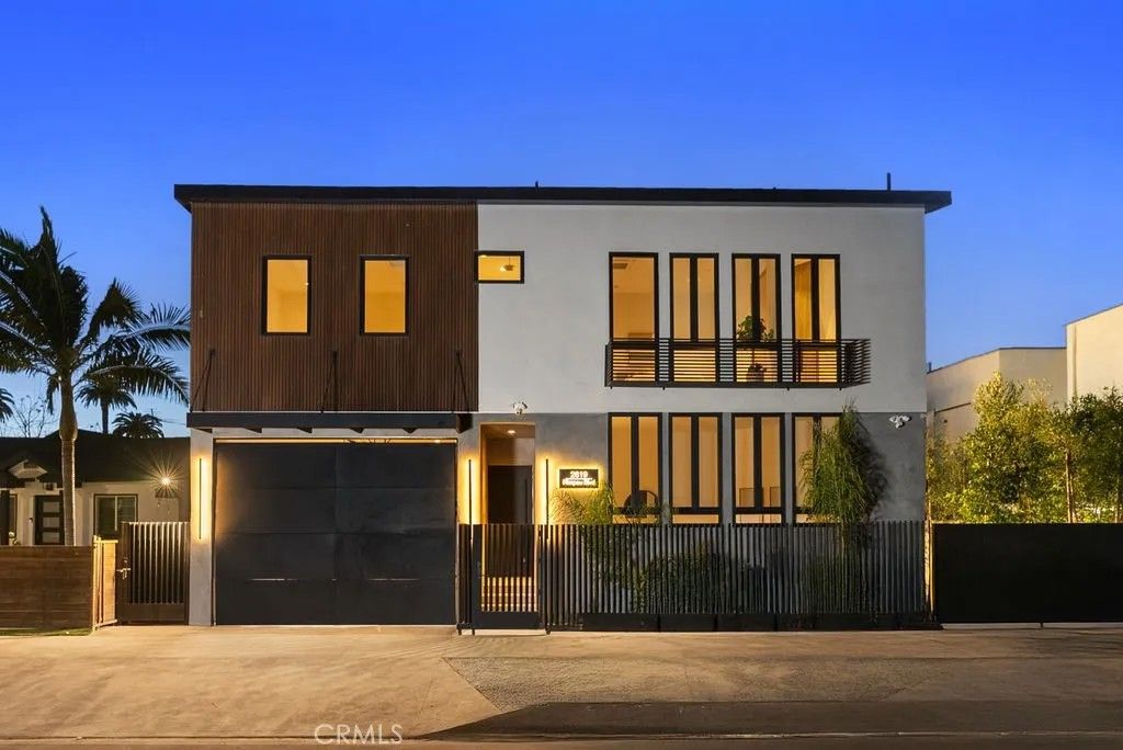 Photo of 2619 S Rimpau Blvd, Los Angeles, CA 90016 (MLS # OC26016351)