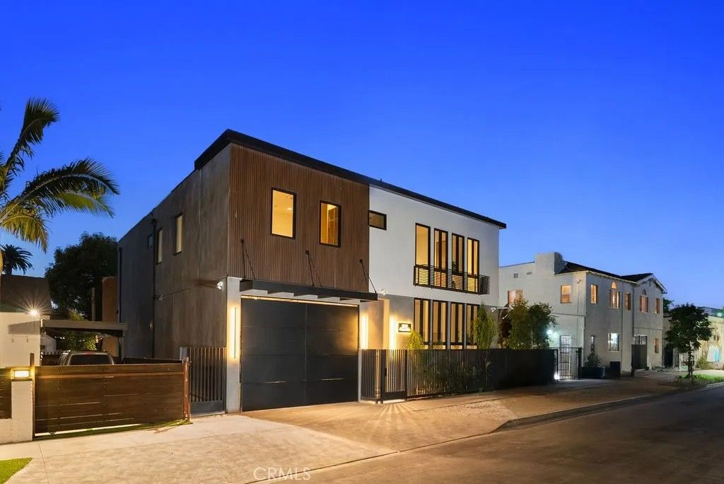 Photo of 2619 S Rimpau Blvd, Los Angeles, CA 90016 (MLS # OC26016351)